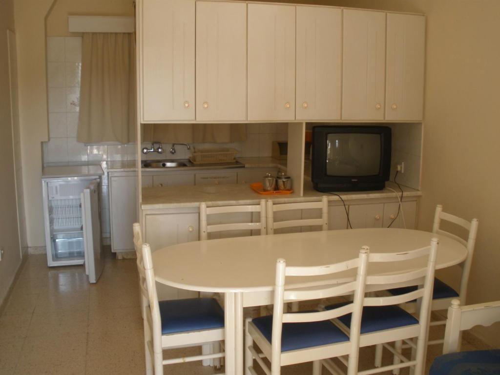 Klashiana Hotel Apartments Вороклини Экстерьер фото